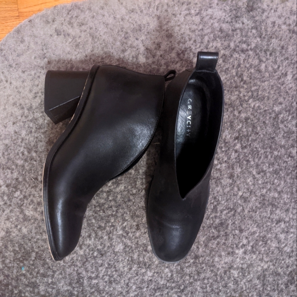 (Grey City) Black high camp bootie